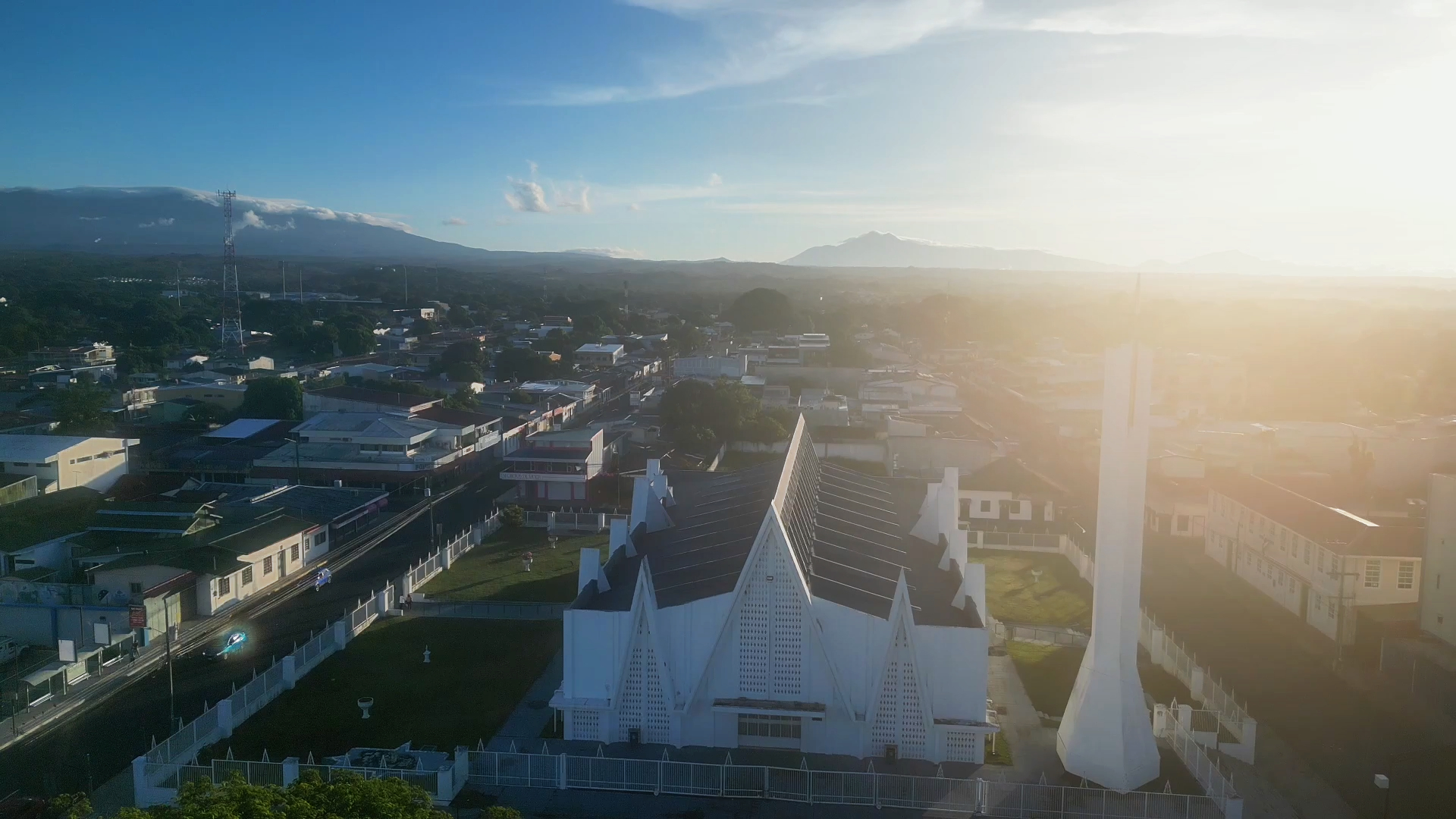Vista aérea de la Catedral de Liberia al atardecer