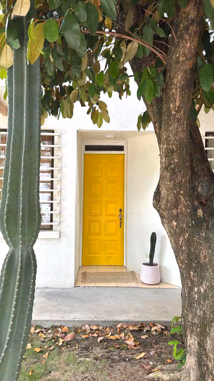 Casa Buda Yellow en Liberia, casa completa con jardín tropical
