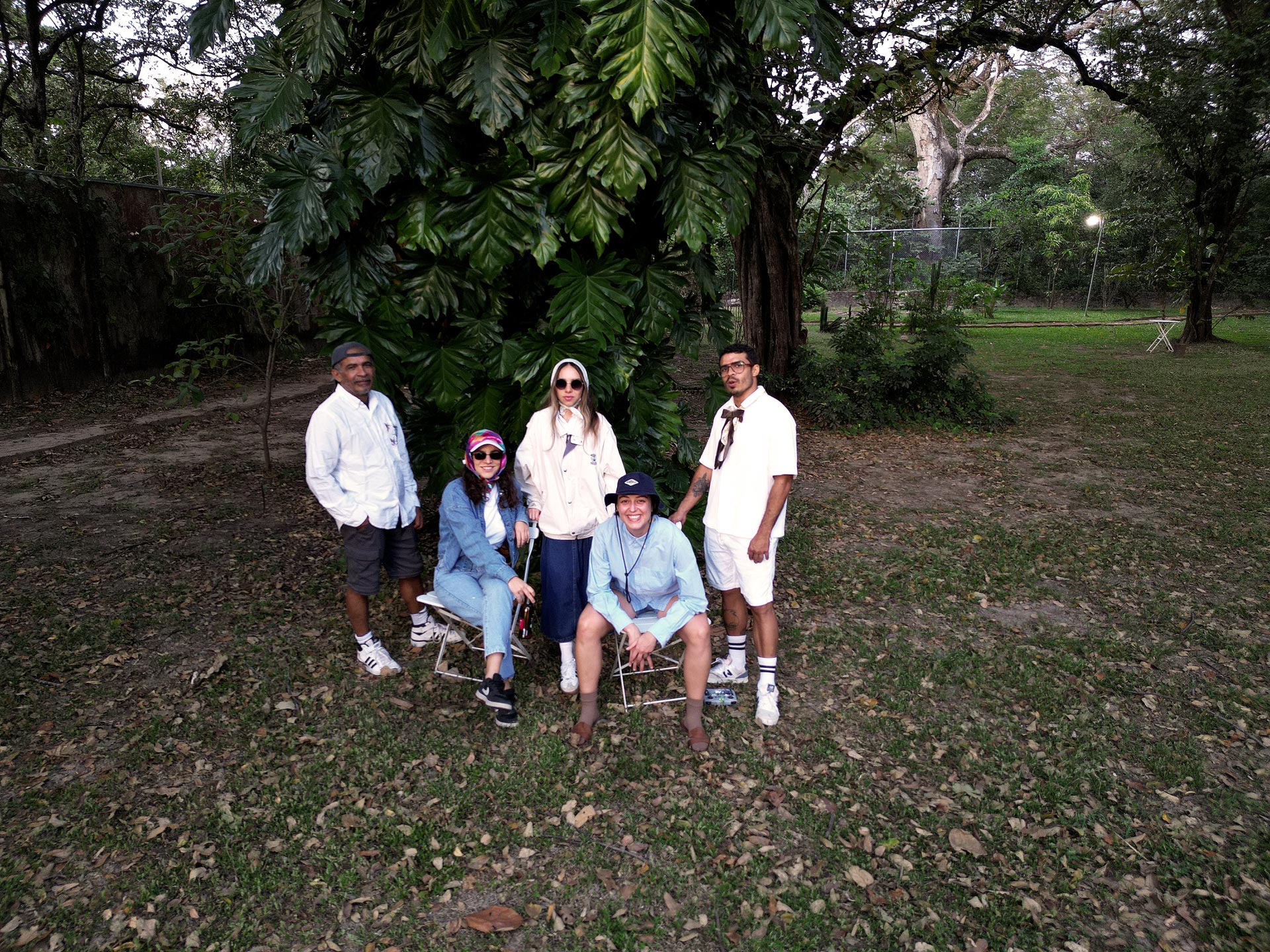 Familia y amigos de Casa Buda reunidos en el jardín de la casa