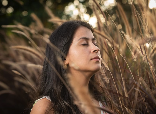 Raquel, fundadora de Olea Studio, disfrutando la naturaleza de Guanacaste