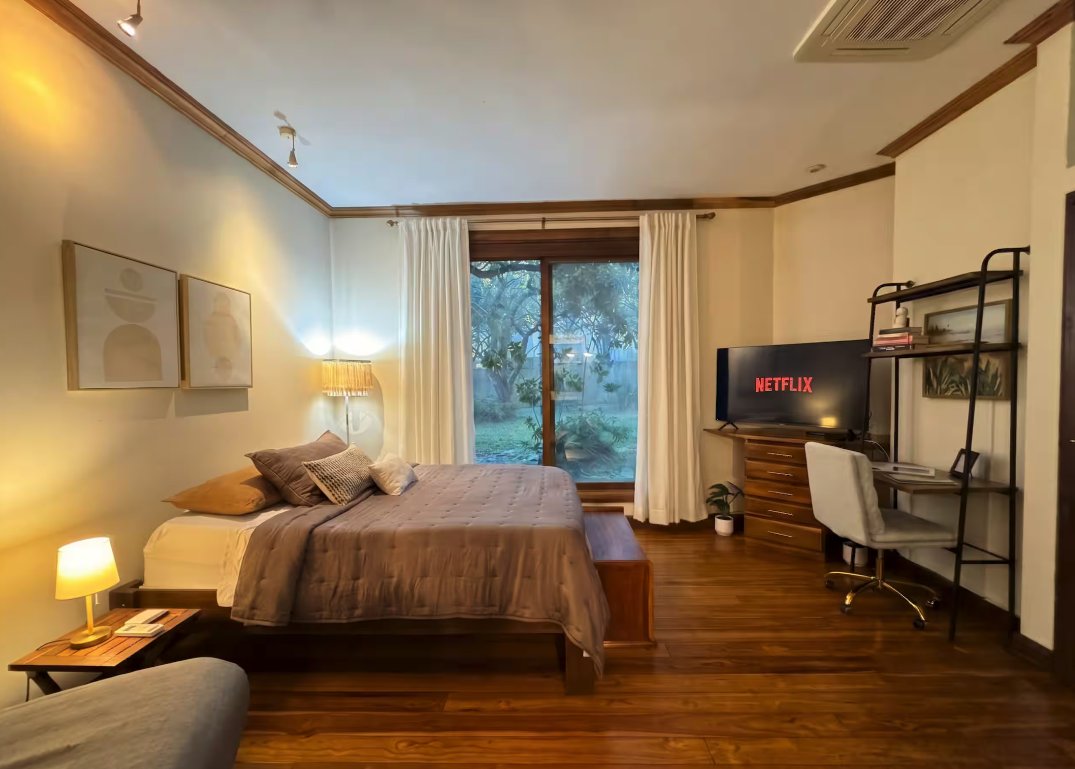 Buda Cozy Room de Casa Buda Liberia, habitación cálida con escritorio y TV con Netflix